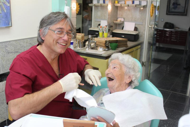 100 jährige erhält Implantate beim Zahnarzt Junk in Berg am Laim Trudering