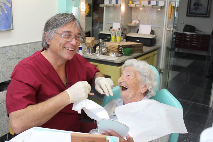 Zahnarzt Dr. Junk München Zahnimplantat bei 100 jähriger Frau